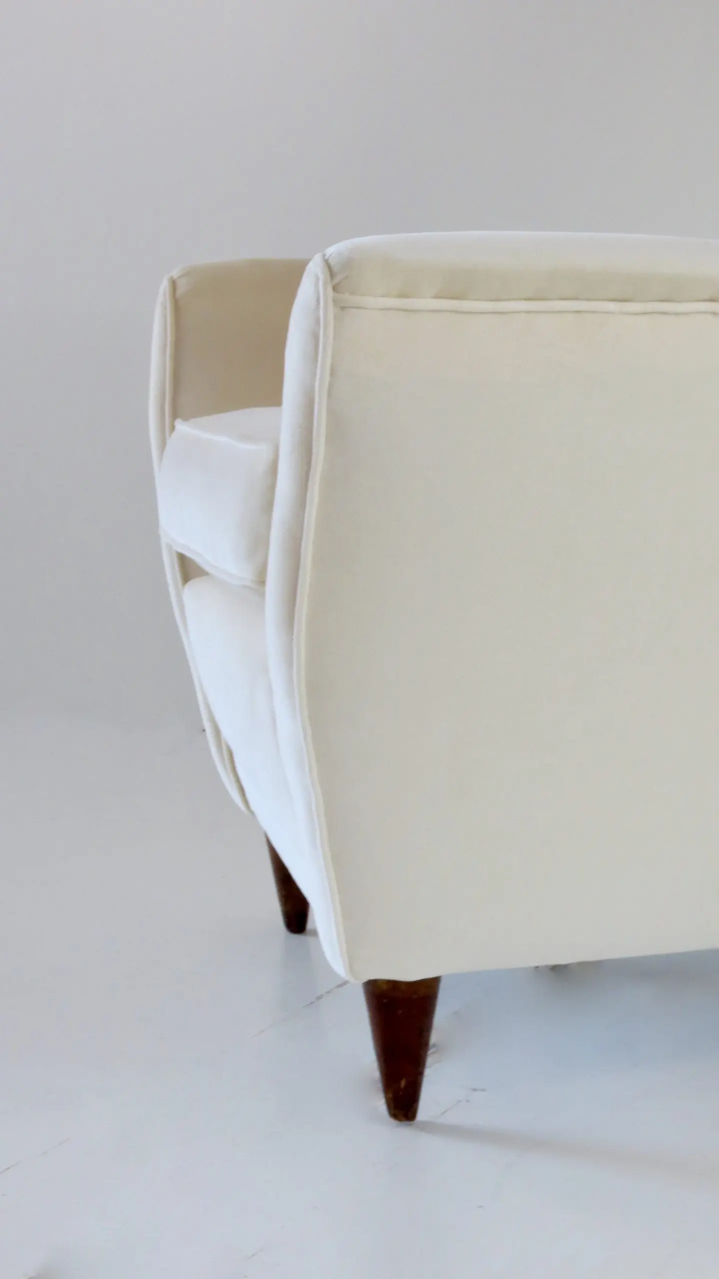 Gio Ponti Ivory Wingback Armchair N. 512, circa 1950 — photo 5