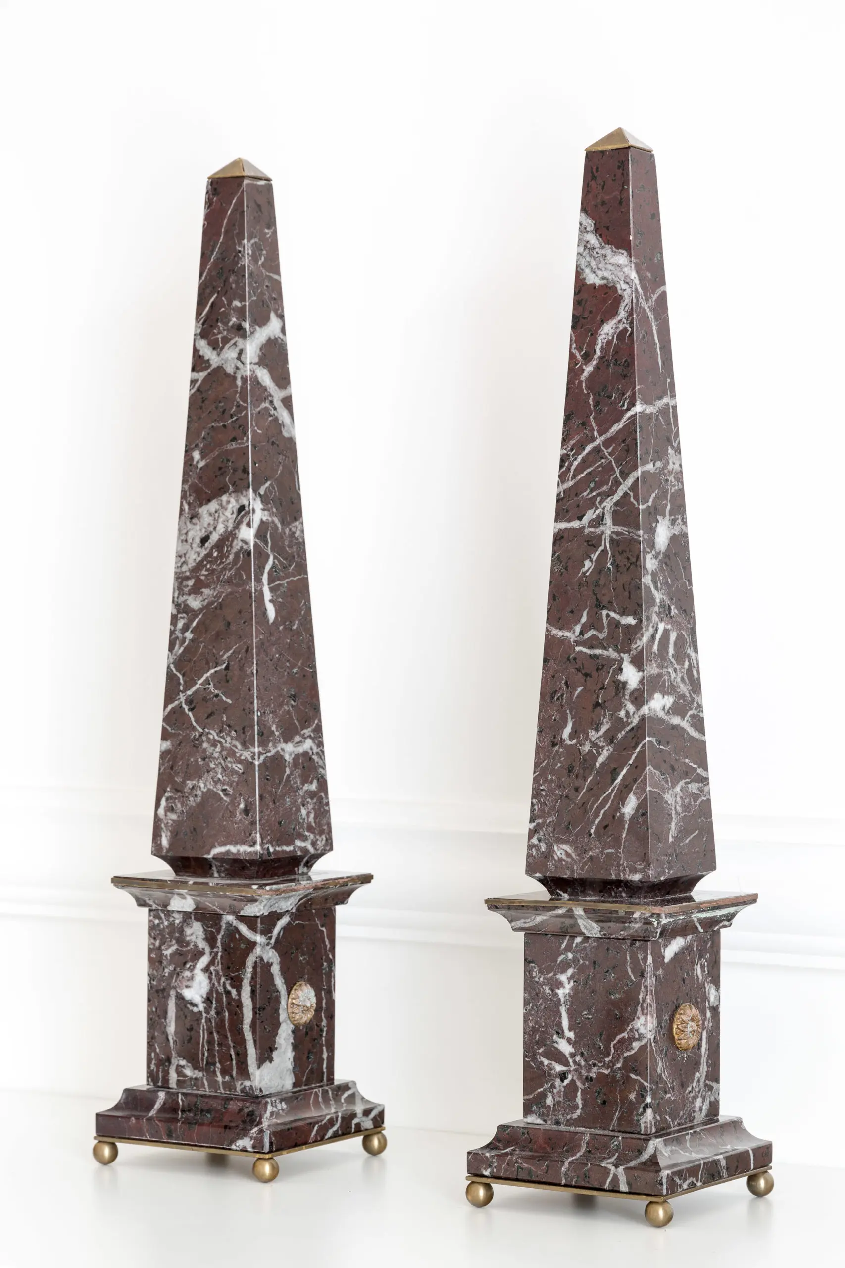 Pair of italian red marble and bronze obelisks "ACANTHUS", limited edition, 2017 — photo 7