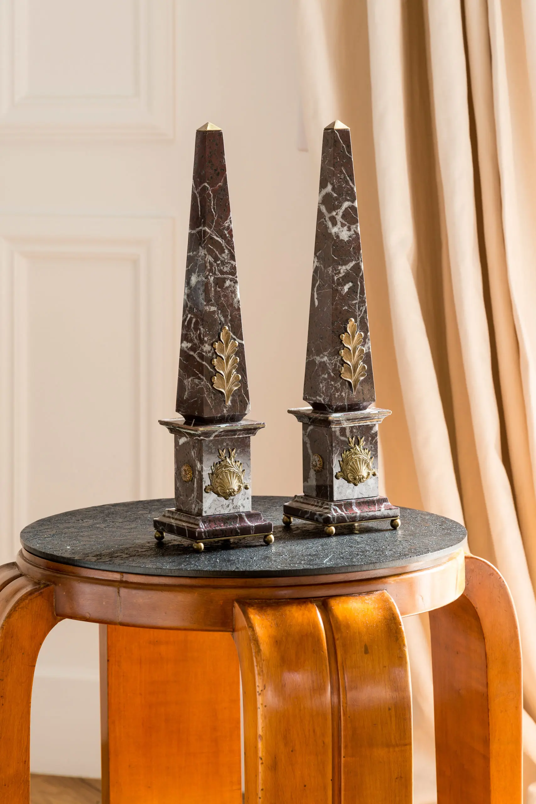 Pair of italian red marble and bronze obelisks "ACANTHUS", limited edition, 2017 — photo 9
