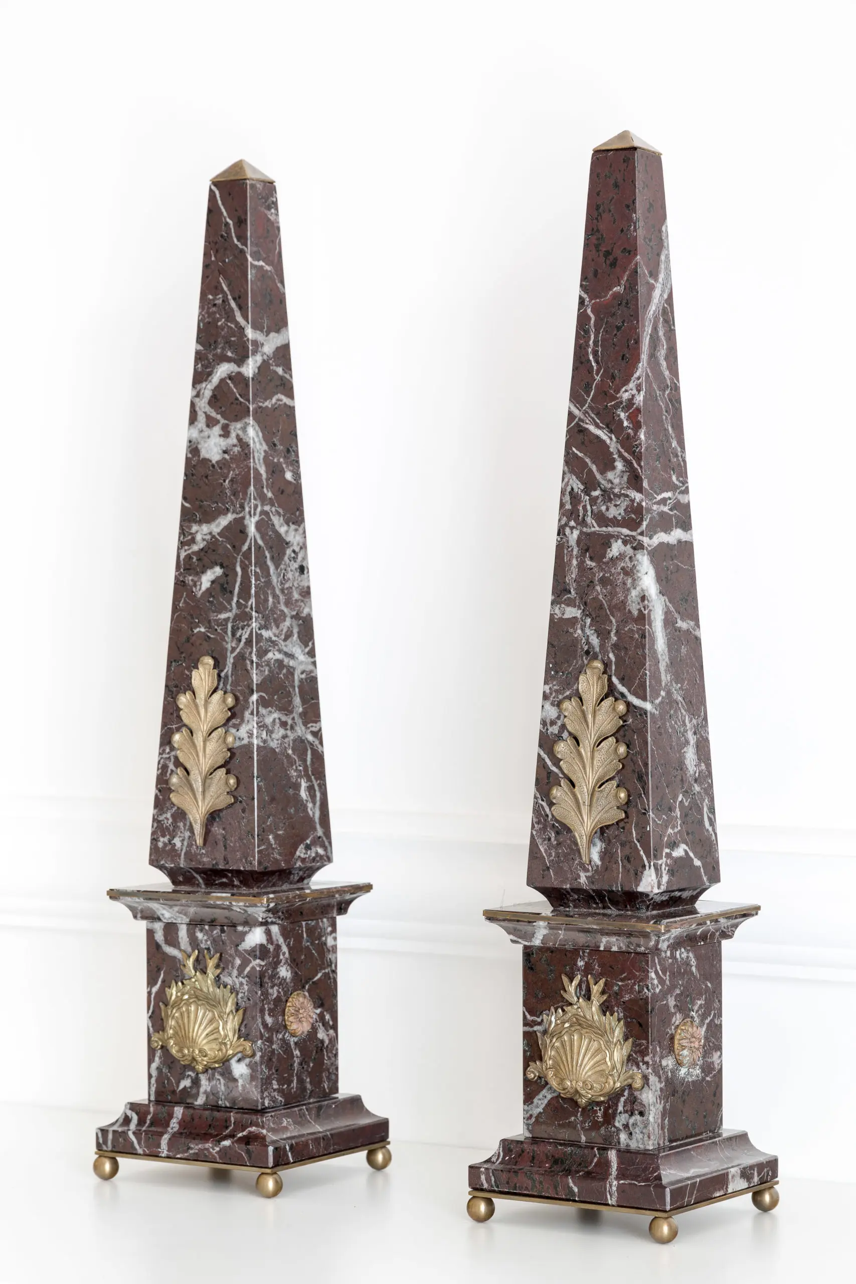 Pair of italian red marble and bronze obelisks "ACANTHUS", limited edition, 2017 — photo 5